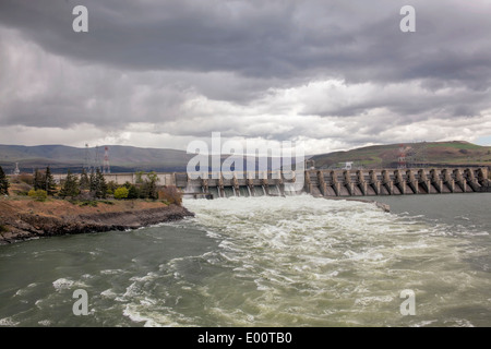 The Dalles Dam on Columbia River Gorge between Washington and Oregon State Stock Photo