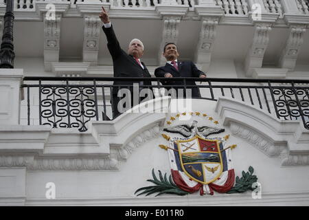 Panama City, Panama. 28th Apr, 2014. Panama's President Ricardo Martinelli (L) talks with his Peruvian counterpart Ollanta Humala at the Presidential Palace in Panama City, capital of Panama, April 28, 2014. Humala arrived in Panama city on Monday for an official visit to Panama. Credit:  Mauricio Valenzuela/Xinhua/Alamy Live News Stock Photo