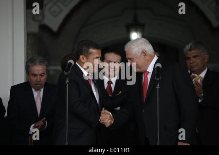 Panama City, Panama. 28th Apr, 2014. Panama's President Ricardo Martinelli (R, front) shakes hands with his Peruvian counterpart Ollanta Humala at the Presidential Palace in Panama City, capital of Panama, April 28, 2014. Humala arrived in Panama city on Monday for an official visit to Panama. Credit:  Mauricio Valenzuela/Xinhua/Alamy Live News Stock Photo