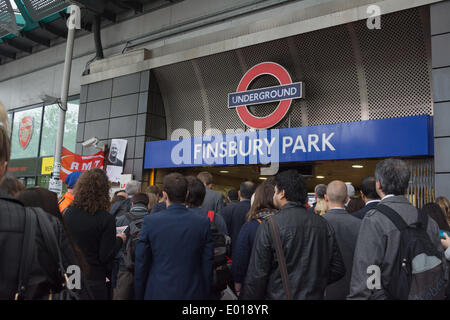 Finsbury Park Station, London UK. 29 April 2014. Crowds of commuters arrive at Finsbury Park tube station the start of a 48 hour strike by London Underground staff. The strike, called by the RMT Union, is over plans to close ticket offices at 254 stations and cut 950 jobs. Credit:  Patricia Phillips/Alamy Live News Stock Photo