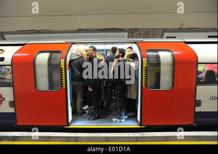 Finsbury Park, London, UK. 29th April 2014. Victoria Line running but platforms are busy at Finsbury Park station during the tube strike. Credit:  Matthew Chattle/Alamy Live News Stock Photo