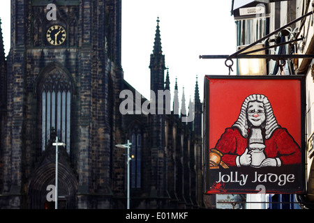 Jolly Judge pub sign with the Hub in the background. The Royal Mile, Edinburgh. Stock Photo
