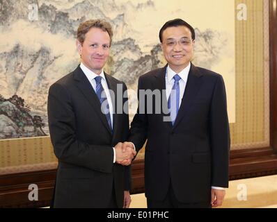 Beijing, China. 29th Apr, 2014. Chinese Premier Li Keqiang (R) meets with former U.S. Treasury Secretary Timothy Geithner in Beijing, capital of China, April 29, 2014. Credit:  Ding Lin/Xinhua/Alamy Live News Stock Photo