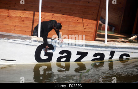 Gaza, Palestinian Territories. 29th Apr, 2014. Palestinian fishermen lose their boat after an explosion in the port of Gaza City, April 29, 2014, and was the cause of the explosion is not clear. Reported local media that he might be the Israeli army behind the incident. © Majdi Fathi/NurPhoto/ZUMAPRESS.com/Alamy Live News Stock Photo