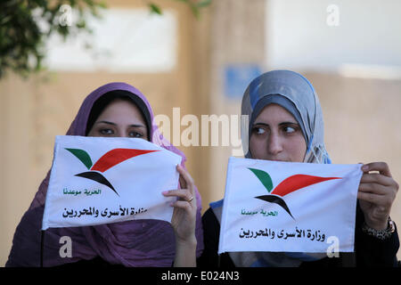 Gaza, Palestinian Territories. 29th Apr, 2014. Palestinians hold Palestine flags during a protest against administrative detention of Palestinian prisoners In Israeli jails, in front of the United Nations Development Programme office (UNDP) in Gaza City on April 29, 2014. © Momen Faiz/NurPhoto/ZUMAPRESS.com/Alamy Live News Stock Photo