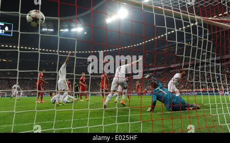 Munich, Germany. 29th Apr, 2014. UEFA Champions League, semi-final second leg. Bayern Munich versus Real Madrid. Sergio RAMOS (Real Madrid) beats DANTE (FC Bayern Muenchen) and keeper Manuel NEUER (FC Bayern Muenchen) to score for Real Credit:  Action Plus Sports Images/Alamy Live News Stock Photo