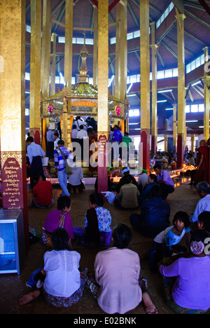 Local people coming to pay homage to the important Buddha images of Inle Lake Stock Photo