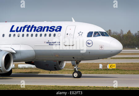 Lufthansa Airbus A320-200 'Troisdorf', waving pilot, Munich Airport, Munich, Upper Bavaria, Bavaria, Germany Stock Photo