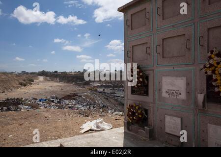 Guatemala City, Guatemala. 15th Mar, 2013. Cementerio General in Zona 3 overlooking a dump. © Alena Kuzub/ZUMA Wire/ZUMAPRESS.com/Alamy Live News Stock Photo