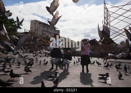 Guatemala City, Guatemala. 15th Mar, 2013. Girls feed pigeons at Plaza Constitucional. © Alena Kuzub/ZUMA Wire/ZUMAPRESS.com/Alamy Live News Stock Photo