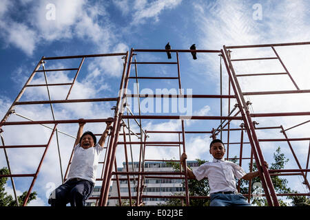 Guatemala City, Guatemala. 15th Mar, 2013. Two boys play at Plaza Constitucional. © Alena Kuzub/ZUMA Wire/ZUMAPRESS.com/Alamy Live News Stock Photo