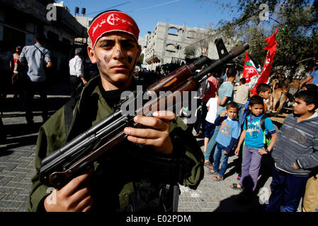 Gaza Strip, Palestine. 29th Apr, 2014. Palestinian militants from the Popular Front for the Liberation of Palestine (PFLP) stage a parade in Khan Yunis in the southern Gaza Strip on April 29, 2014. Photo by Abed Deb /Pacific Press Credit:  PACIFIC PRESS/Alamy Live News Stock Photo