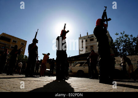 Gaza Strip, Palestine. 29th Apr, 2014. Palestinian militants from the Popular Front for the Liberation of Palestine (PFLP) stage a parade in Khan Yunis in the southern Gaza Strip on April 29, 2014. Photo by Abed Deb /Pacific Press Credit:  PACIFIC PRESS/Alamy Live News Stock Photo