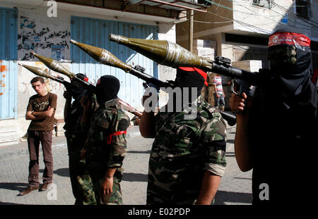 Gaza Strip, Palestine. 29th Apr, 2014. Palestinian militants from the Popular Front for the Liberation of Palestine (PFLP) stage a parade in Khan Yunis in the southern Gaza Strip on April 29, 2014. Photo by Abed Deb /Pacific Press Credit:  PACIFIC PRESS/Alamy Live News Stock Photo