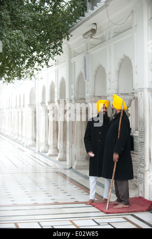 India- Punjab: Amritsar : two Sikh soldiers in the golden temple or Harmandir Sahib Stock Photo
