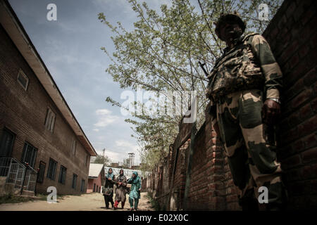 Zawalpora, India. 30th Apr, 2014. An Indian paramilitary trooper stands guard, in Srinagar, on April 30, 2014. Security was tight in Srinagar, where separatist leaders have called for a poll boycott and militants have threatened violence against voters who cast their ballots. Hundreds of police and paramilitaries patrolled Srinagar's streets, which were mostly deserted except for a handful of voters. Credit:  Shafat Sidiq/NurPhoto/ZUMAPRESS.com/Alamy Live News Stock Photo