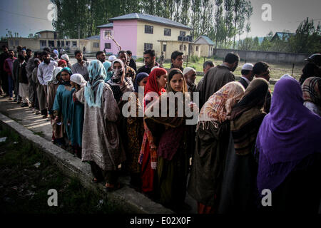 Zawalpora, India. 30th Apr, 2014. Kashmiri residents wait to cast their ballot at a polling station at Budgam Distric on April 30, 2014. Security was tight in Srinagar, where separatist leaders have called for a poll boycott and militants have threatened violence against voters who cast their ballots. Hundreds of police and paramilitaries patrolled Srinagar's streets, which were mostly deserted except for a handful of voters. Credit:  Shafat Sidiq/NurPhoto/ZUMAPRESS.com/Alamy Live News Stock Photo