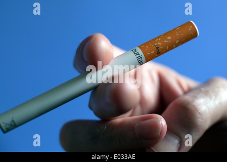 Man holding a Puritane16mg nicotine disposable e-cigarette, London MODEL RELEASED Stock Photo