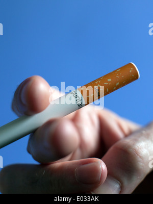 Man holding a Puritane16mg nicotine disposable e-cigarette, London MODEL RELEASED Stock Photo