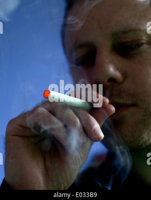 Man smoking a Puritane disposable e-cigarette, London MODEL RELEASED Stock Photo