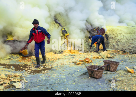 Sulfur mining operation at Kawah Ijen, Banyuwangi Regency, East Java, Indonesia Stock Photo