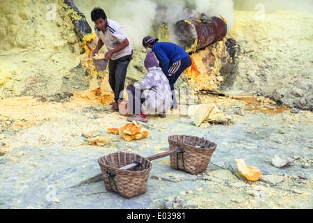 Worker danger effort hard hi-res stock photography and images - Page 4 -  Alamy