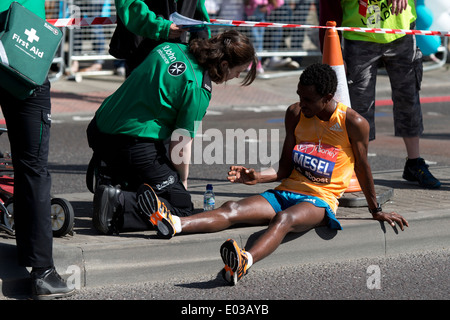 Amanuel MESEL, Virgin Money London Marathon 2014, The Highway, London, UK. © Simon Balson/Alamy Live News Stock Photo