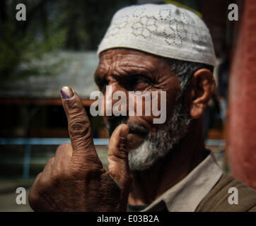 Zawalpora, India. 30th Apr, 2014. A man shows her inked finger after casting her ballot at a polling station near Srinagar, the summer capital of Indian-controlled Kashmir. Security was tight in Srinagar, where separatist leaders have called for a poll boycott and militants have threatened violence against voters who cast their ballots. Hundreds of police and paramilitaries patrolled Srinagar's streets, which were mostly deserted except for a handful of voters. © Shafat Sidiq/NurPhoto/ZUMAPRESS.com/Alamy Live News Stock Photo
