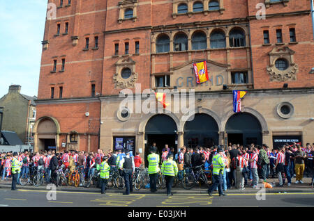 Clapham Junction, London, UK, 30 April 2014, Atletico  Madrid fans warm up at The Grand with a beer and song before their team plays Chelsea in the Super Cup. Altetico won 4-1 knocking Chelsea out of the tournament. Credit:  JOHNNY ARMSTEAD/Alamy Live News Stock Photo