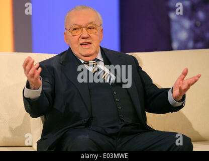 FILE - An archive photo dated 07 December 2007 shows TV entertainer Heinz Schenk during the taping of a show for the HR broadcasters in Frankfurt Main, Germany. The former TV presentor Heinz Schenk died at the age of 89 in his home during the night last night (01 May 2014). Photo: UWE ANSPACH/dpa Stock Photo