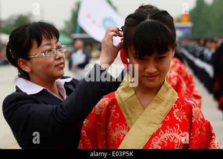 Xi'an, China's Shaanxi Province. 1st May, 2014. Students of Qing'an High School attend a traditional adulthood ceremony in Xi'an, capital of northwest China's Shaanxi Province, May 1, 2014. Students dressed in Hanfu, a traditional Chinese clothing, participated in the ceremony marking their growing up. Credit:  Liu Xiao/Xinhua/Alamy Live News Stock Photo