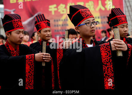 Xi'an, China's Shaanxi Province. 1st May, 2014. Students of Qing'an High School attend a traditional adulthood ceremony in Xi'an, capital of northwest China's Shaanxi Province, May 1, 2014. Students dressed in Hanfu, a traditional Chinese clothing, participated in the ceremony marking their growing up. Credit:  Liu Xiao/Xinhua/Alamy Live News Stock Photo