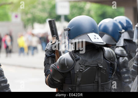 Zurich, Switzerland. 1st May, 2014. Armed police forces with tear-gas guns are deployed at an illegal May Day protest rally at Zurich's Helvetiaplatz. The rally disbanded after police squads sealed the place for one hour. Credit:  Erik Tham/Alamy Live News Stock Photo