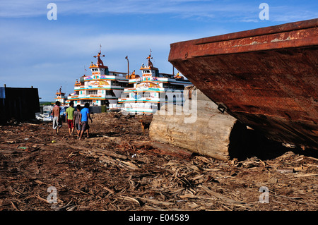 Wood transport - Port of Punchana in IQUITOS . Department of Loreto .PERU Stock Photo