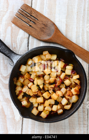 https://l450v.alamy.com/450v/e04741/high-angle-shot-of-fried-breakfast-potatoes-in-a-cast-iron-skillet-e04741.jpg