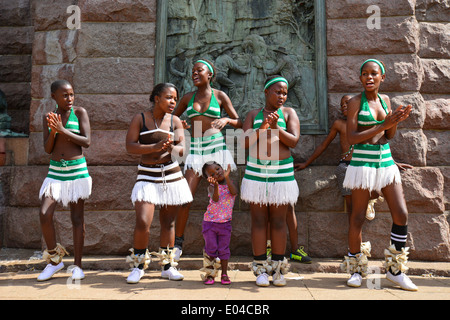 Children's Zulu dance troupe in Church Square (Kerkplein), Pretoria, Gauteng Province, Republic of South Africa Stock Photo