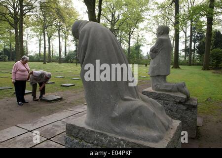 Vladslo, Germany. 22nd Apr, 2014. The sculpture group 'Mourning Parents' by Kaethe Kollwitz is pictured at the German WWI military cemetery in Vladslo, Germany, 22 April 2014. More than 25,000 Germans are buried there. Photo: Uwu Zucchi/dpa/Alamy Live News Stock Photo