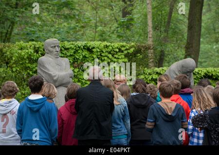 Vladslo, Germany. 22nd Apr, 2014. A school group stands in front of the sculpture group 'Mourning Parents' by Kaethe Kollwitz at the German WWI military cemetery in Vladslo, Germany, 22 April 2014. More than 25,000 Germans are buried there. Photo: Uwu Zucchi/dpa/Alamy Live News Stock Photo