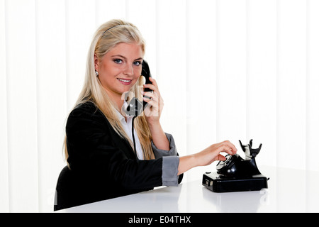 Young woman with a telephones call in the office., Junge Frau bei einem Telefonat im Buero. Stock Photo