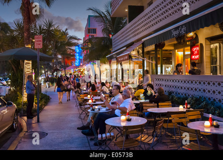 News Cafe on Ocean Drive at night, South Beach, Miami Beach, Florida, USA Stock Photo