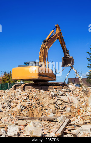 A house is torn off. Excavator on the building site. New living space is created by the demolition, Ein Haus wird abgerissen. Ba Stock Photo