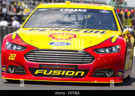 Talladega, Alabama, USA. 2nd May, 2014. Talladega, AL - May 02, 2014: Joey Lagano (22) gets ready to practice for the ''Aaron's 499'' at Talladega Superspeedway in Talladega, AL. Credit:  csm/Alamy Live News Stock Photo