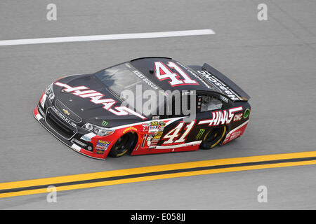 Talladega, Alabama, USA. 2nd May, 2014. Talladega, AL - May 02, 2014: Kurt Busch (41) takes to the track to practice for the ''Aaron's 499'' at Talladega Superspeedway in Talladega, AL. Credit:  csm/Alamy Live News Stock Photo