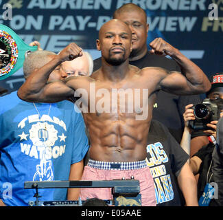 Las Vegas, Nevada, USA. 2nd May 2014. Floyd Mayweather Jr. weighs in at 146 pounds Friday in Las Vegas. Floyd Mayweather Jr will be fighting Marco Maidana for the WBC-WBA & Ring magazine welterweight title this Saturday night in Las Vegas at the MGM Grand Hotel.Credit Image: Credit:  Gene Blevins/ZUMAPRESS.com/Alamy Live News Stock Photo