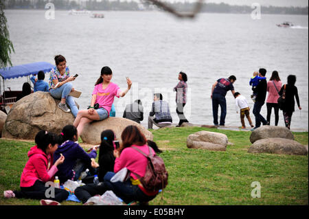 Wuhan, China's Hubei Province. 2nd May, 2014. Tourists visit Donghu Park to spend their Labor Day holidays in Wuhan, capital of central China's Hubei Province, May 2, 2014. © Hao Tongqian/Xinhua/Alamy Live News Stock Photo