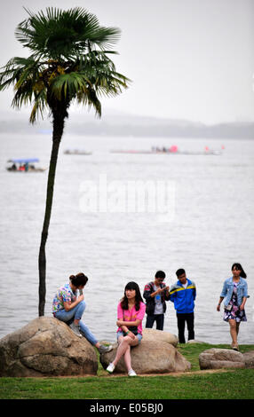 Wuhan, China's Hubei Province. 2nd May, 2014. Tourists visit Donghu Park to spend their Labor Day holidays in Wuhan, capital of central China's Hubei Province, May 2, 2014. © Hao Tongqian/Xinhua/Alamy Live News Stock Photo