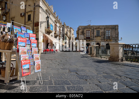 Tourist Book Shop next to Arethuse fountain, Ortygia, Syracuse, Province of Syracuse, Sicily, Italy Stock Photo