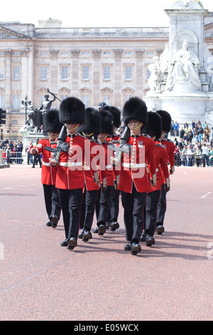 Guardsmen in the Mall for the changing of the guard at Buckingham palace London England Stock Photo