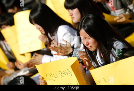 Seoul, South Korea. 3rd May 2014. Students weep during a protest against what they insist, lax response of President Park Geun-hye's government after the Sewol ferry was sunken in waters off the southwestern island of Jindo on April 16, 2014, at the Cheonggye plaza, Seoul, South Korea, on Saturday May 3, 2014. Protesters asked for resignation of President Park. A sign (2nd R) reads,'Sisters and brothers, our apologies, instead of elders'. Credit:  Jaewon Lee/Alamy Live News Stock Photo