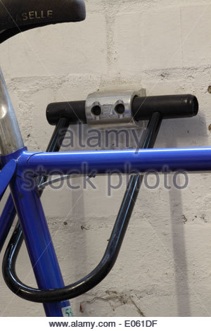 locking bike wall mount